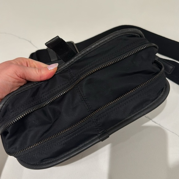 Lululemon crossbody bag with leather details - Picture 2 of 9